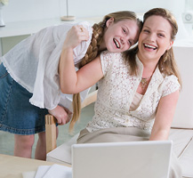 Mom_Daughter_Laptop